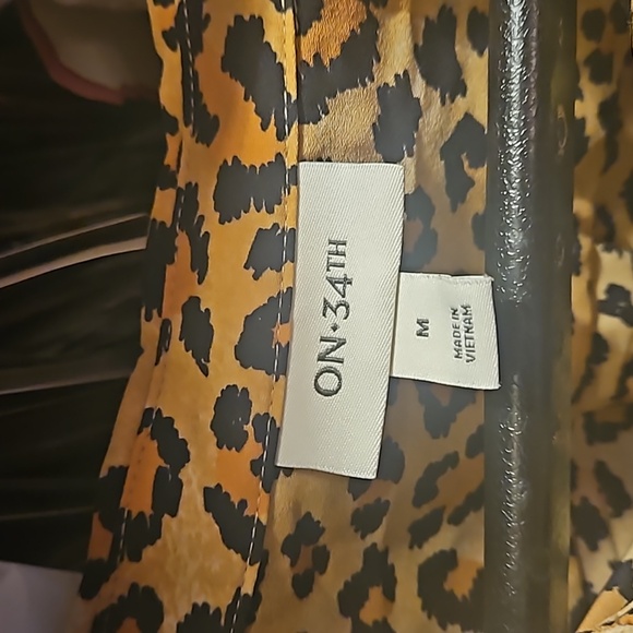 On 34th leopard print, long-sleeveless blouse - Picture 4 of 6